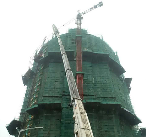 济源吊车在工地上作业